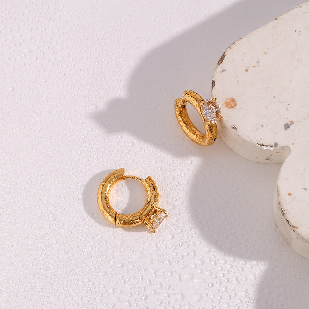 Orecchini a cerchio geometrici da donna in acciaio inossidabile placcato oro 18 carati con zirconi ovali e design minimalista