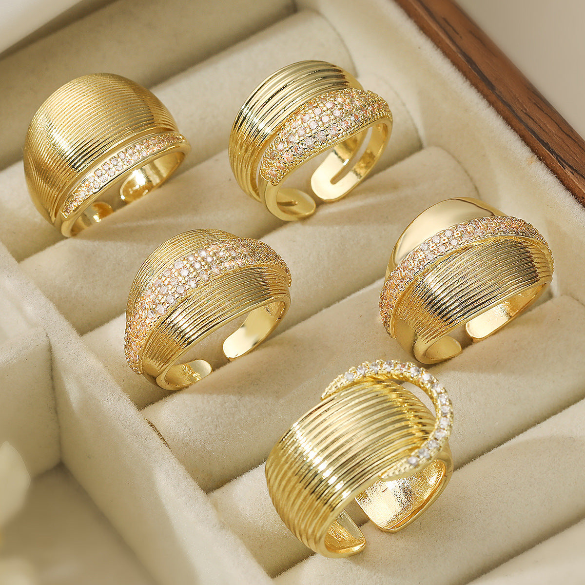 Anello a Fascia Larga Geometrico Minimalista da Donna in Ottone con Placcatura in Oro 18K e Intarsio di Zirconi