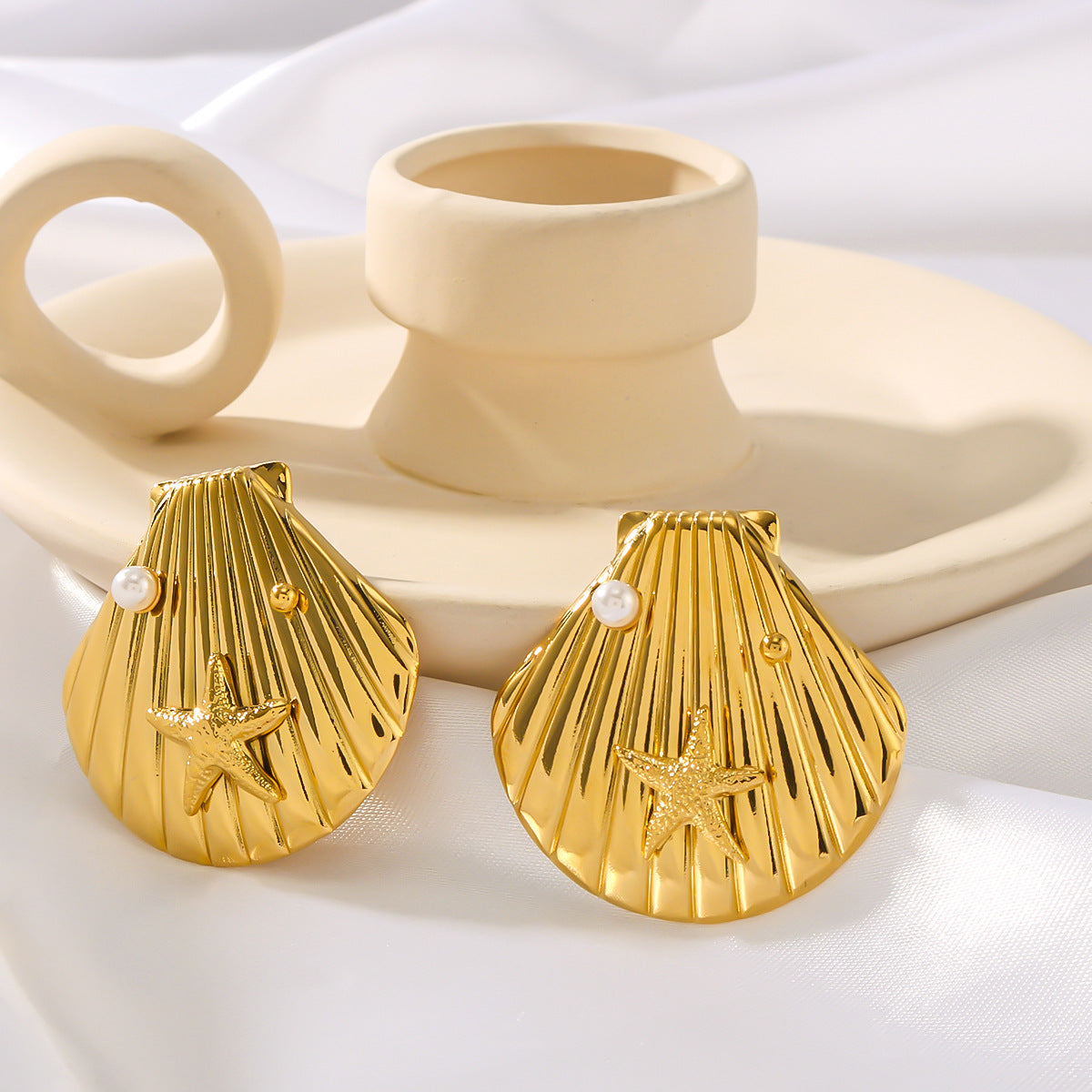 Orecchini estivi minimalisti a ventaglio in acciaio inossidabile con placcatura in oro 18 carati, intarsi in perle e conchiglie, design geometrico