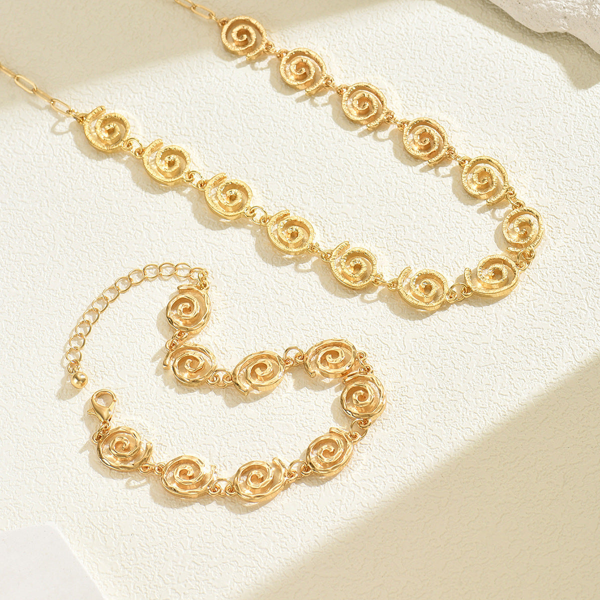 Set collana e bracciale da donna in lega placcata oro 18 carati con design geometrico simbolo leggero di lusso