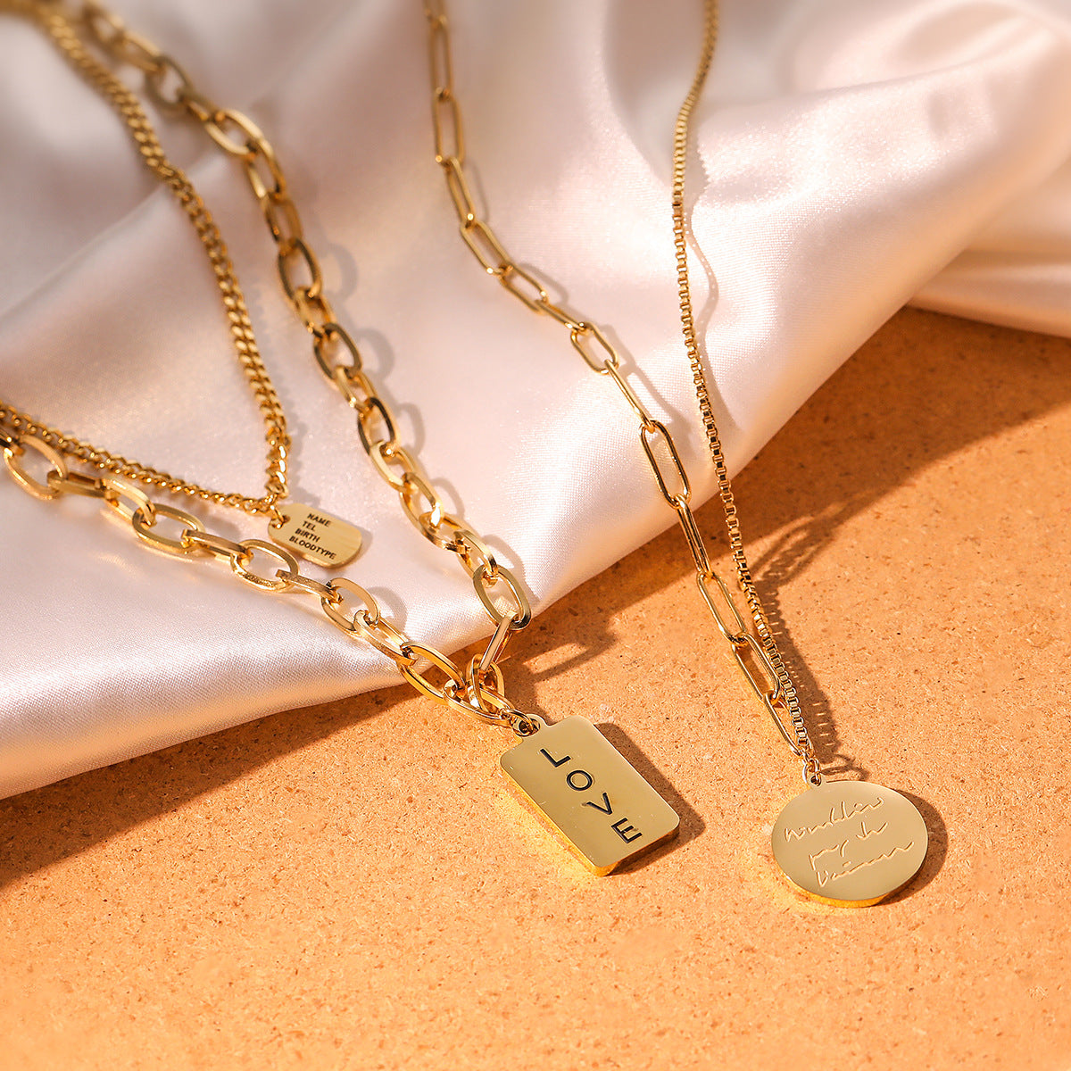 Collana con ciondolo a forma di cuore, in acciaio al titanio, geometrica e minimalista, con bordi irregolari, da abbinare ad altri gioielli