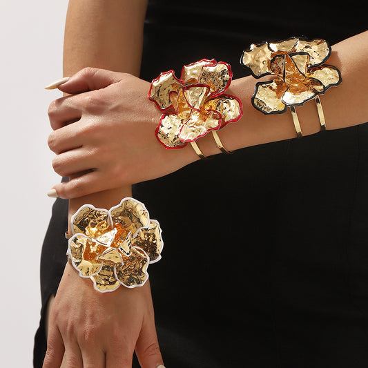 Bracciale con polsino a fiore smaltato con bordo nero plissettato 3D testurizzato floreale vintage da donna