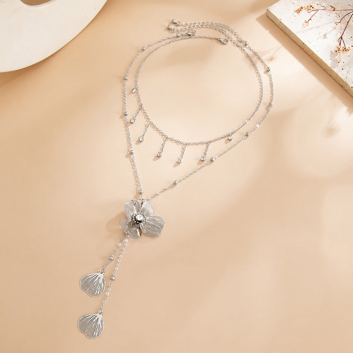 Vintage Elegant Floral Plant Rhinestone Inlay Zinc Alloy Pendant Plated Necklace for Women