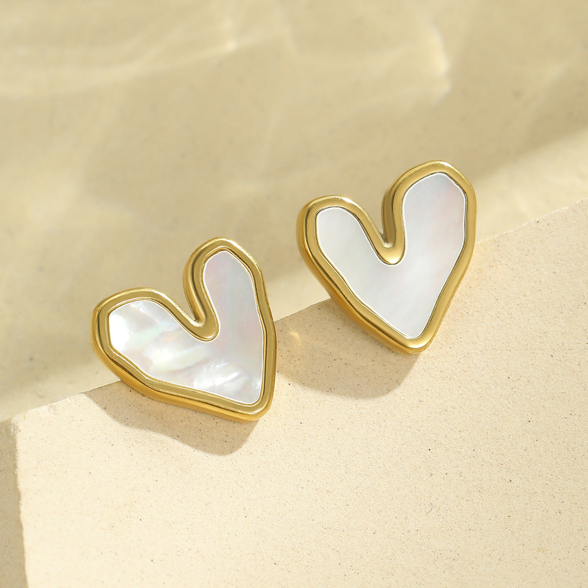 Orecchini a perno a forma di cuore in madreperla bianca naturale, ispirati al vintage, in acciaio inossidabile placcato oro