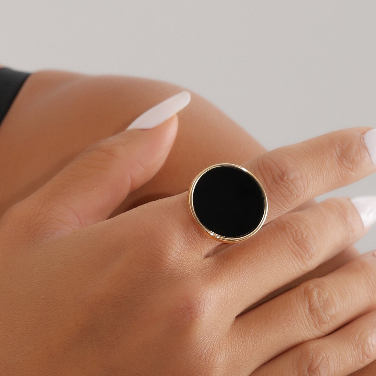 Anillo de mujer con banda de metal galvanizado, diseño geométrico ajustable en negro con aspecto de nácar, a la moda