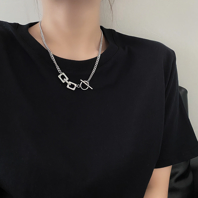 Collana minimalista geometrica in acciaio al titanio per uomo e donna con finitura lucida, catena clavicola regolabile per felpe con cappuccio