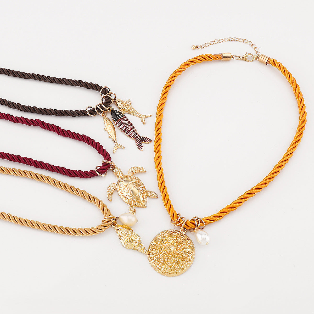 Collana con Pendente Artigianale Stile Vacanza Estiva Tartaruga e Conchiglia in Cordino di Poliestere con Finitura in Lega e Smalto da Donna