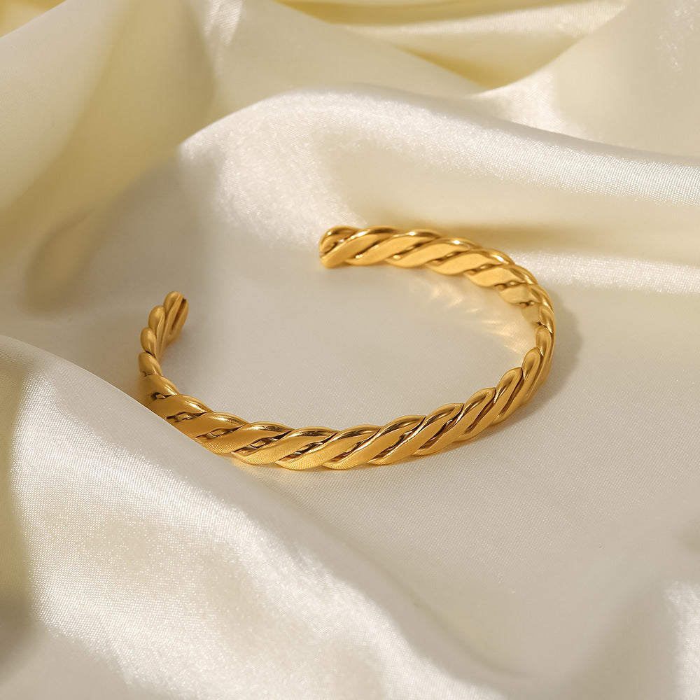 Minimalist French Style Geometric Stainless Steel Cuff Bracelet with 18K Gold Vacuum Plating and Chunky Cuban Link Design