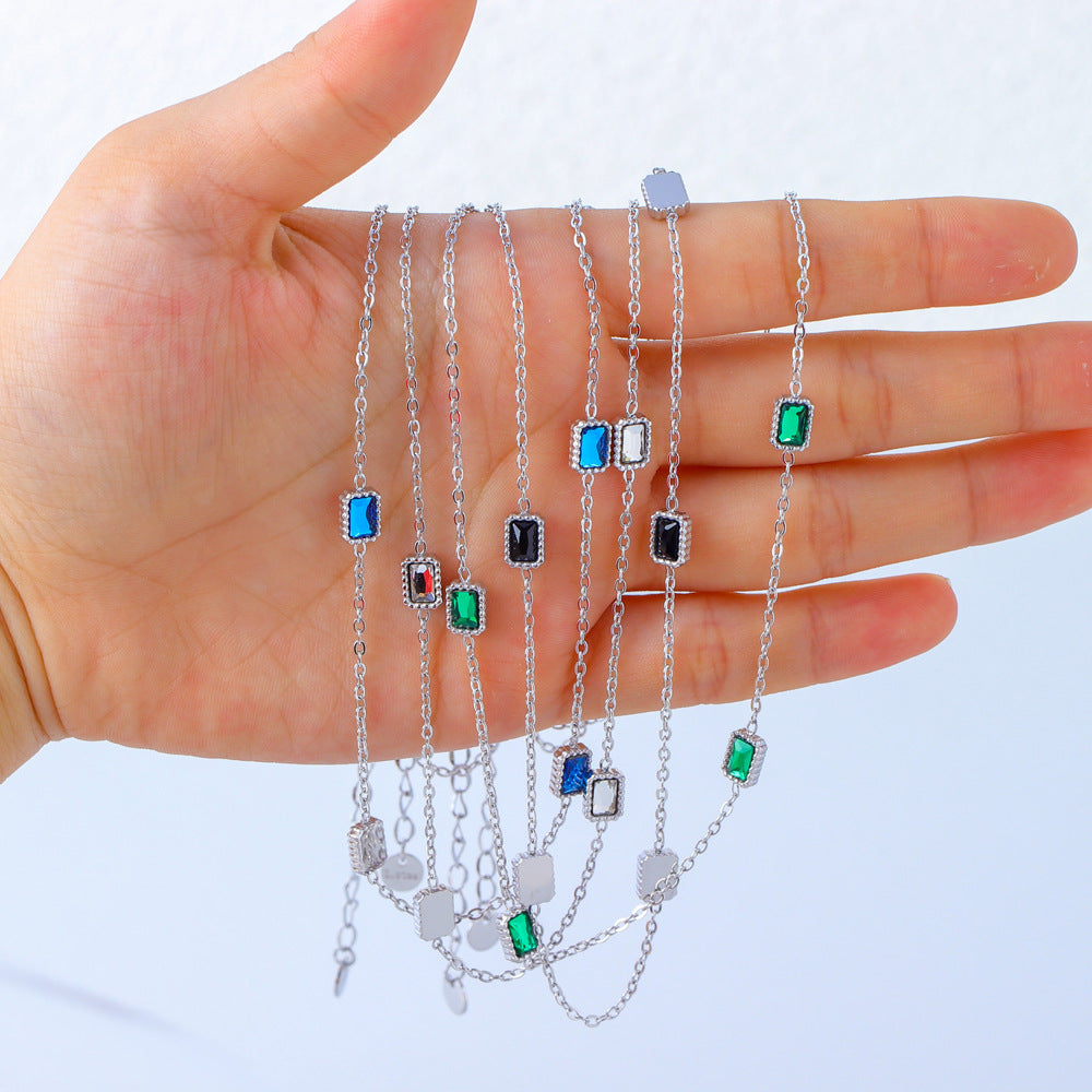 Collana Minimalista Geometrica in Acciaio Titanio da Donna con Intarsio di Strass e Finitura Placcata