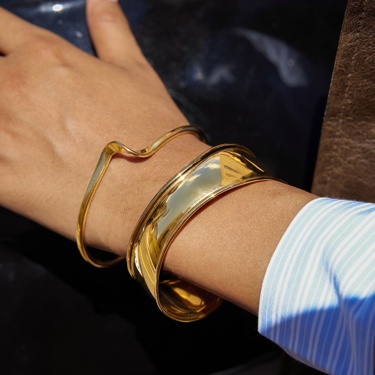 Bracciale Rigido Aperto Minimalista Geometrico in Acciaio al Titanio con Placcatura in Oro 18K da Donna