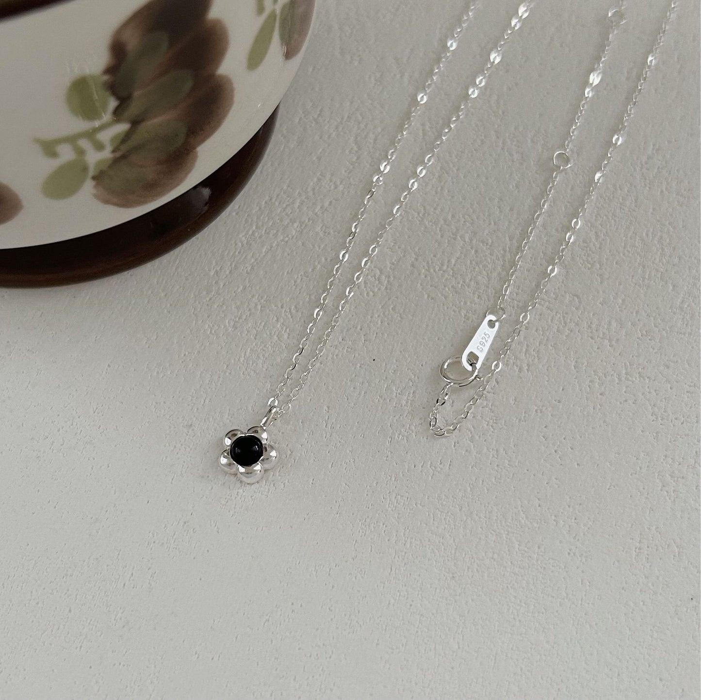Collar con colgante minimalista de tulipán floral en plata de ley 925 con acento chapado en oro sobre cadena cruzada