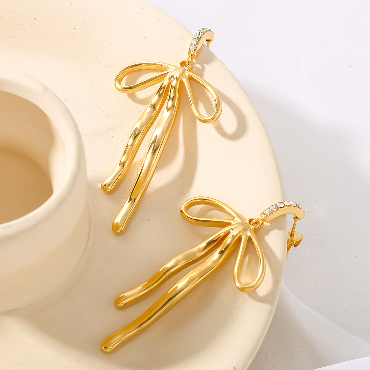 Pendientes colgantes de acero inoxidable en forma de lazo estilo Ins con incrustaciones de circonitas y baño de oro de 18 quilates para mujer