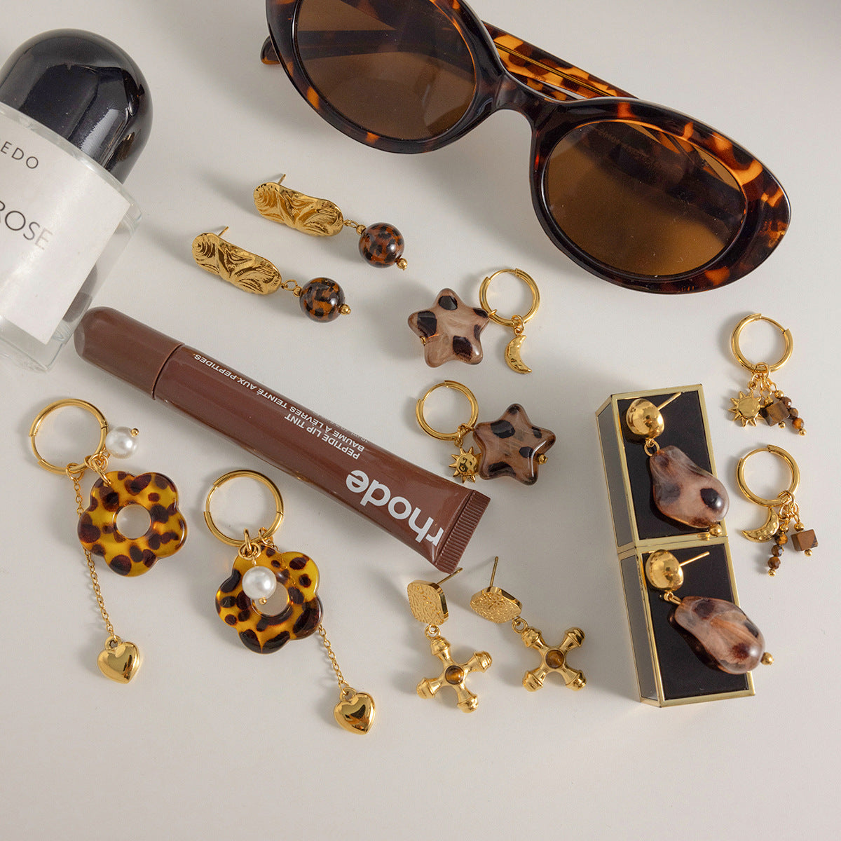 Aretes de aro de acero inoxidable con colgante de cruz geométrica para mujer con acabado chapado, diseño minimalista de lujo