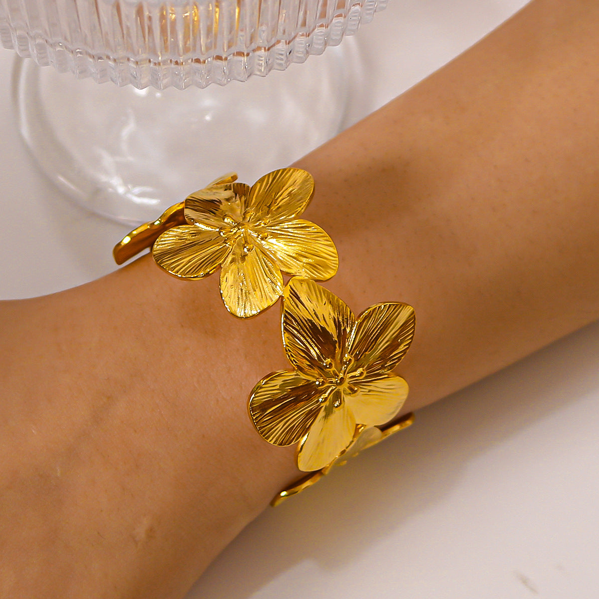 Elegante Bracciale Floreale in Acciaio Inossidabile Placcato Oro 18K da Donna, Gioiello Accattivante Leggero e alla Moda