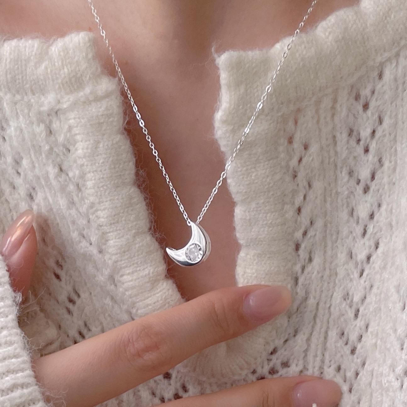 Collar Minimalista con Colgante de Luna de Plata de Ley 925 con Incrustaciones de Pedrería en Cadena de Eslabones