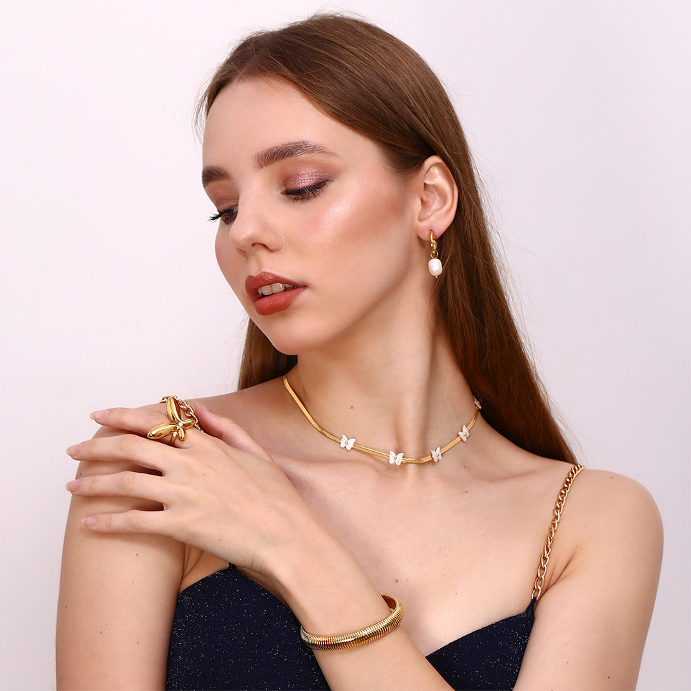 Elegante collar con colgante de mariposa para mujer, de acero inoxidable con baño de oro de 18 quilates en cadena tipo Blade