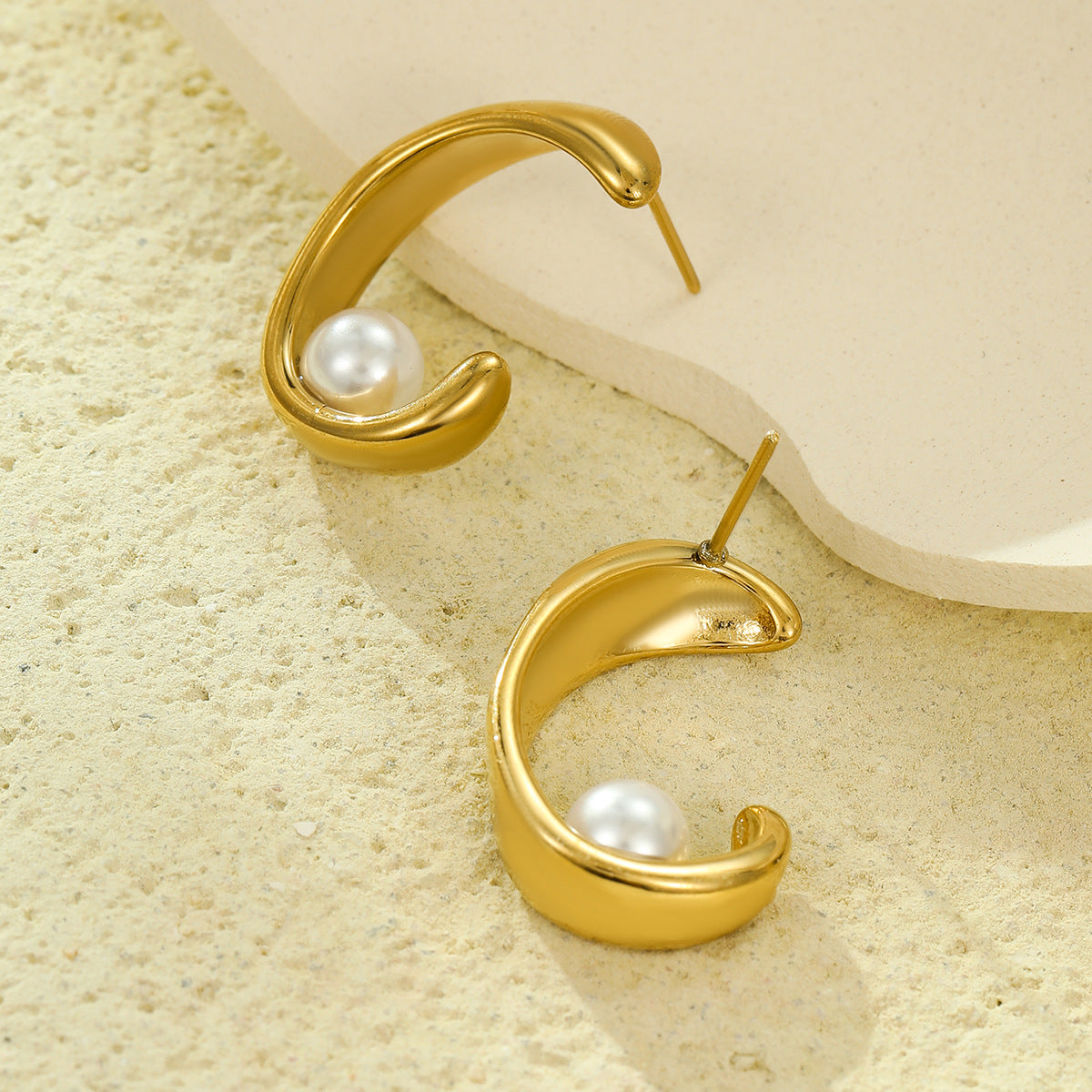 Pendientes de acero inoxidable de perlas irregulares con forma de media luna a la moda para mujer con acabado chapado