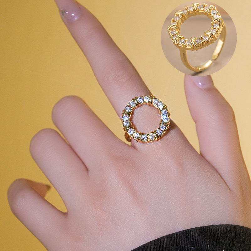 Anello minimalista geometrico in rame placcato oro con zirconi per donna
