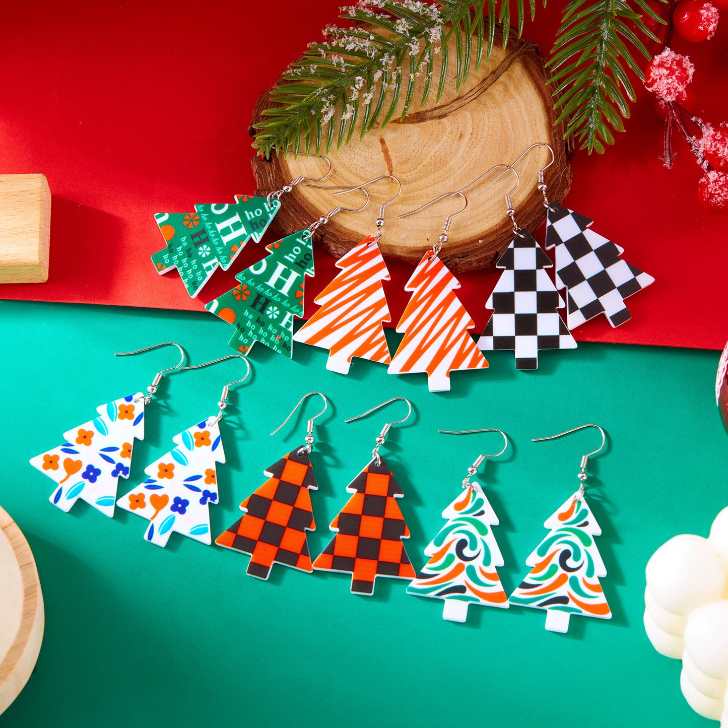 Orecchini natalizi in acrilico a forma di albero di Natale con motivi di Babbo Natale e fiocchi di neve per donna