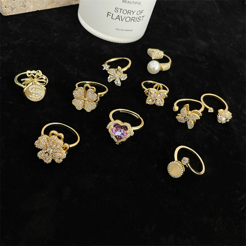 Anello Minimalista a Cuore in Rame Placcato Oro 18K con Intarsio Completo di Strass per Donna