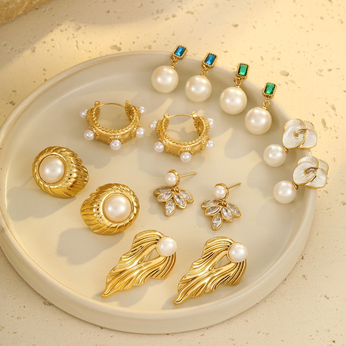 Orecchini da donna alla moda in acciaio inossidabile con motivi floreali e geometrici, intarsi di strass e placcatura in oro