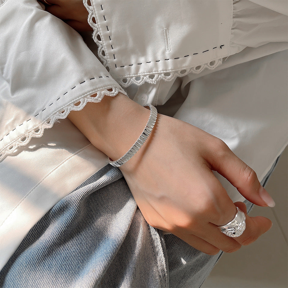 Braccialetto da donna minimalista a forma di ingranaggio irregolare con trama in argento sterling S925