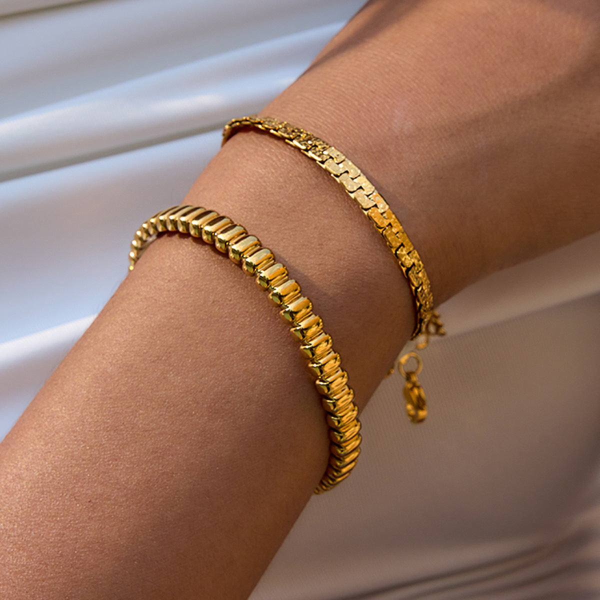 Bracciale Donna Vintage Geometrico in Acciaio Inossidabile Placcato Oro Sabbia con Titanio di Alta Qualità e Finitura in Oro 18K