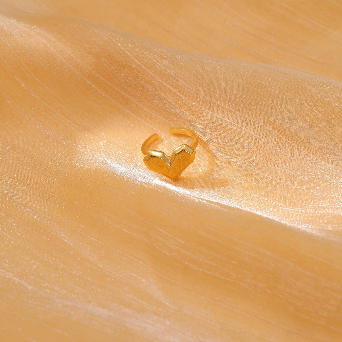 Anello da donna minimalista a forma di cuore in acciaio al titanio con finitura placcata, leggero e dal design lussuoso