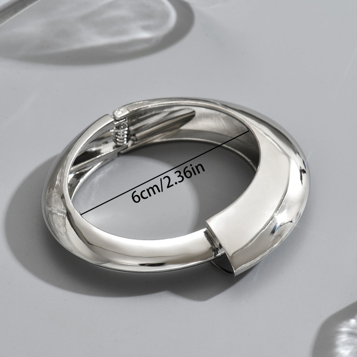 Pulsera geométrica de aleación de zinc brillante con acabado chapado para mujer, brazalete abierto minimalista con contornos circulares y ovalados