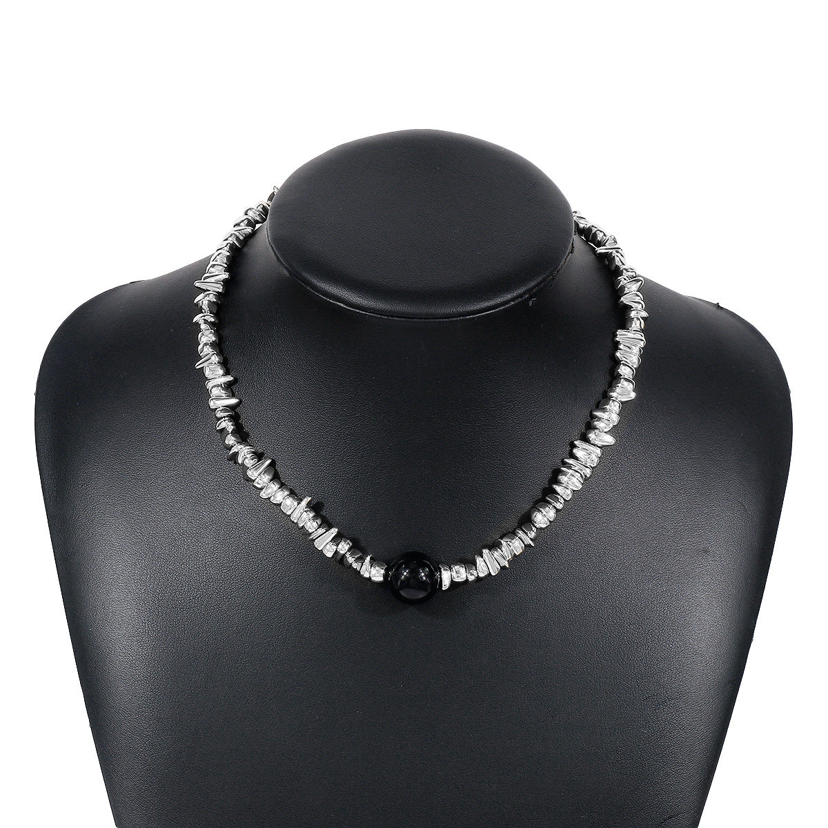 Collar Colgante Geométrico Minimalista para Mujer con Base de Aleación de Hierro Electrochapado y Detalles de Perlas de Imitación, Diseño de Contraste en Blanco y Negro