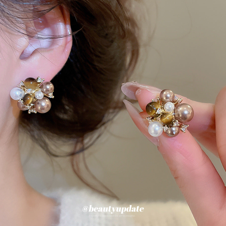 Orecchini pendenti floreali vintage con perle finte, intarsi in zircone e perno in acciaio inossidabile da donna