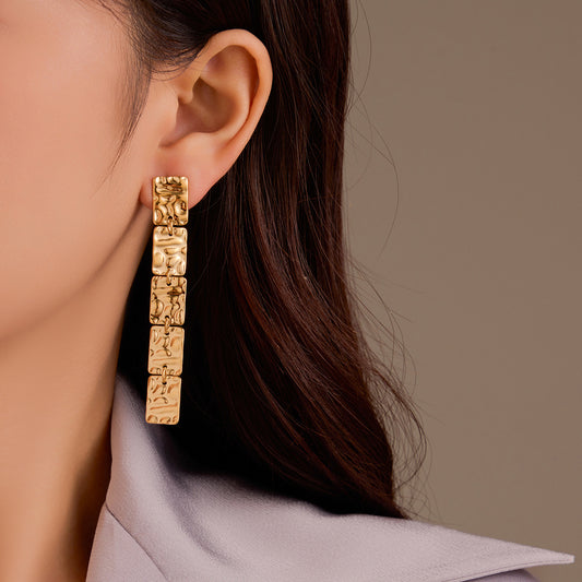 Pendientes retro cuadrados de acero inoxidable martillado con baño de oro de 18K y borlas colgantes largas