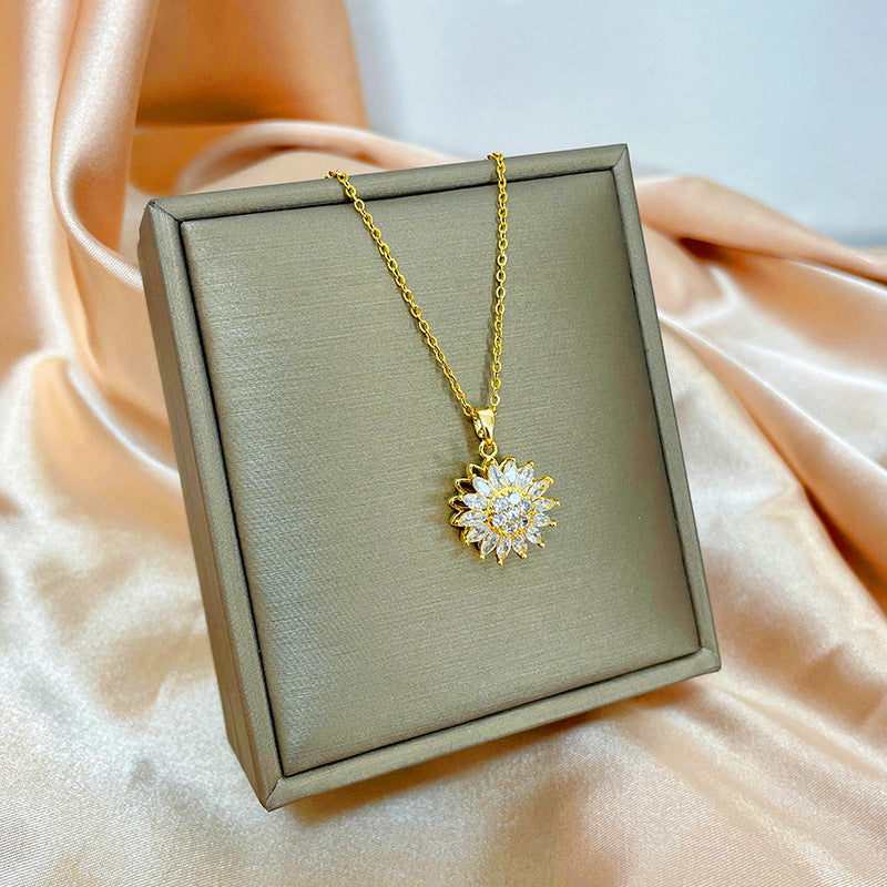 Collana con ciondolo girevole a quadrifoglio in acciaio al titanio con zirconi micropavé da donna
