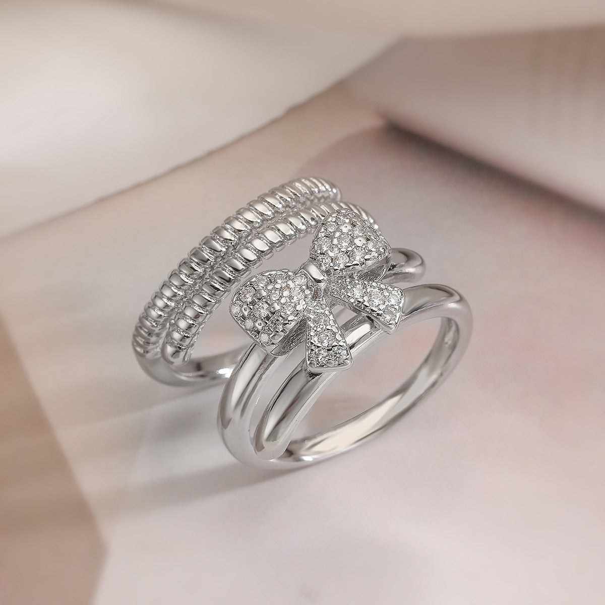 Anello da donna minimalista a doppia fascia a forma di fiocco, in rame placcato oro 18 carati con zirconi