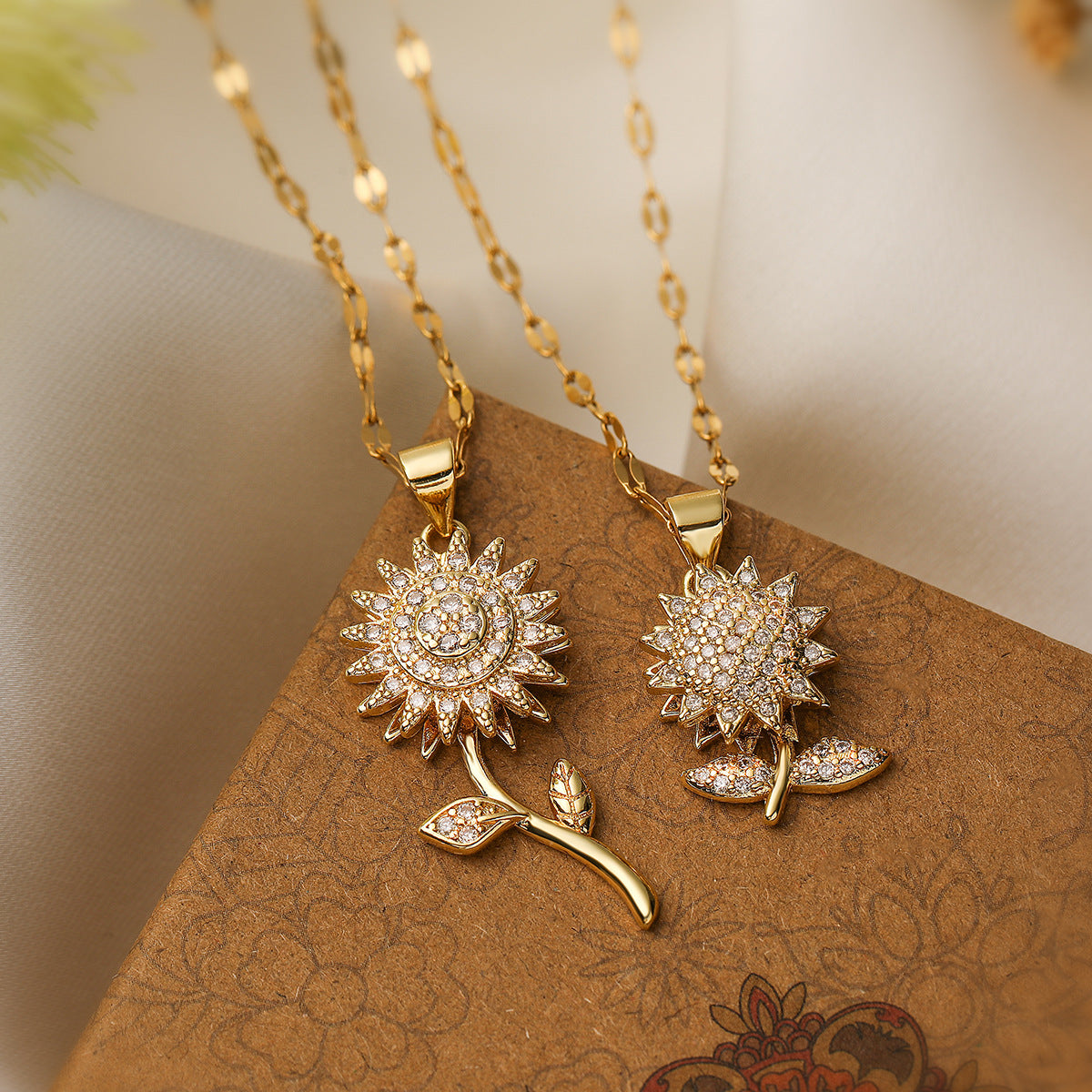 Minimalist Sunflower Pendant Necklace for Women with Rotating Design, Copper Base Plated in Real Gold, Zircon Inlay, Delicate Clavicle Chain