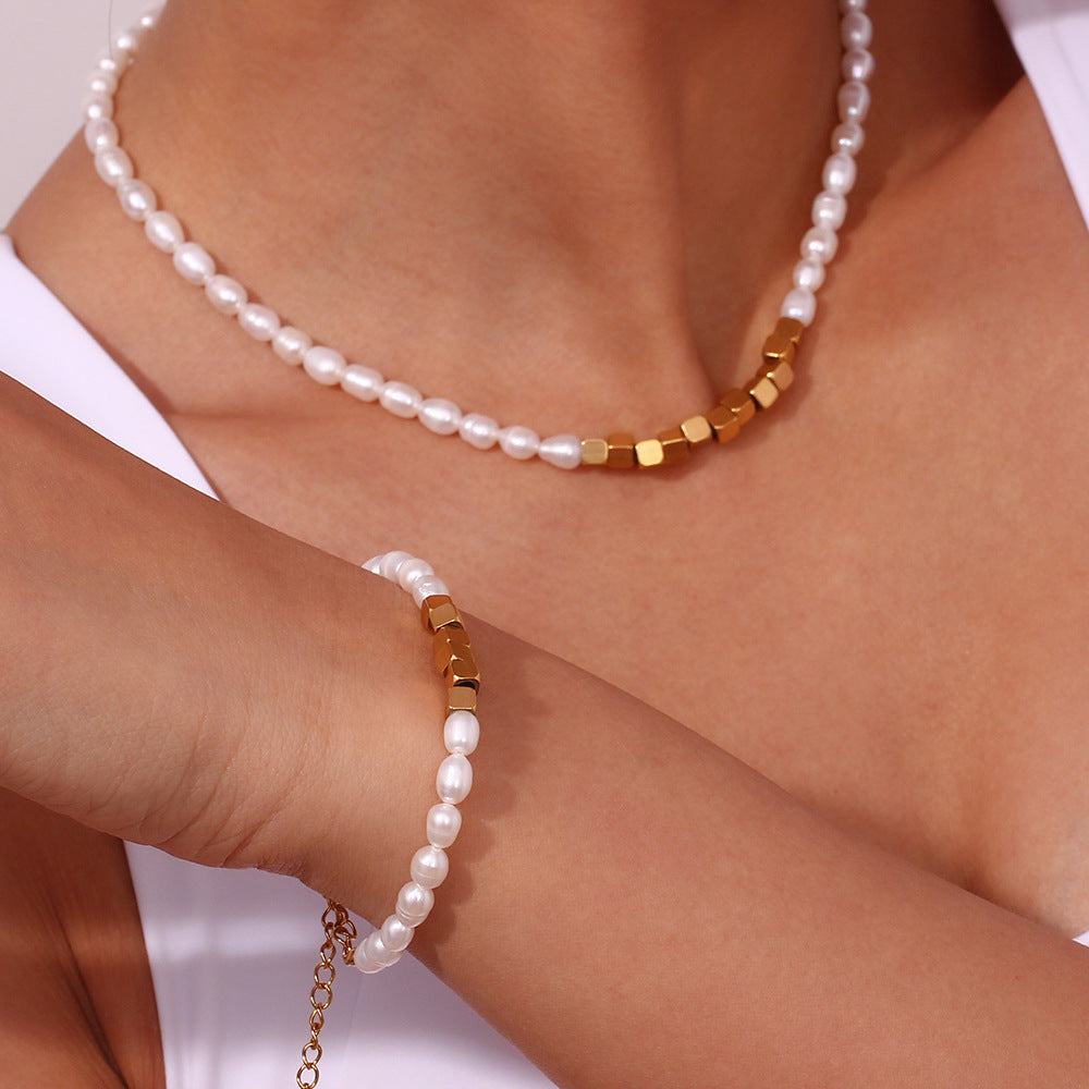 Set Bracciale e Collana in Acciaio Inossidabile Geometrico alla Moda da Donna con Accenti di Perle d'Acqua Dolce e Finitura Elettroplaccata