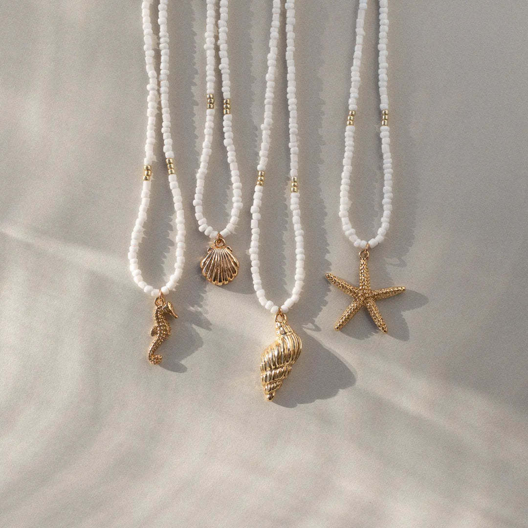 Collar Minimalista de Concha Marina y Caballito de Mar en Acero Inoxidable con Enchapado al Vacío de Oro de 18K para Uso Unisex