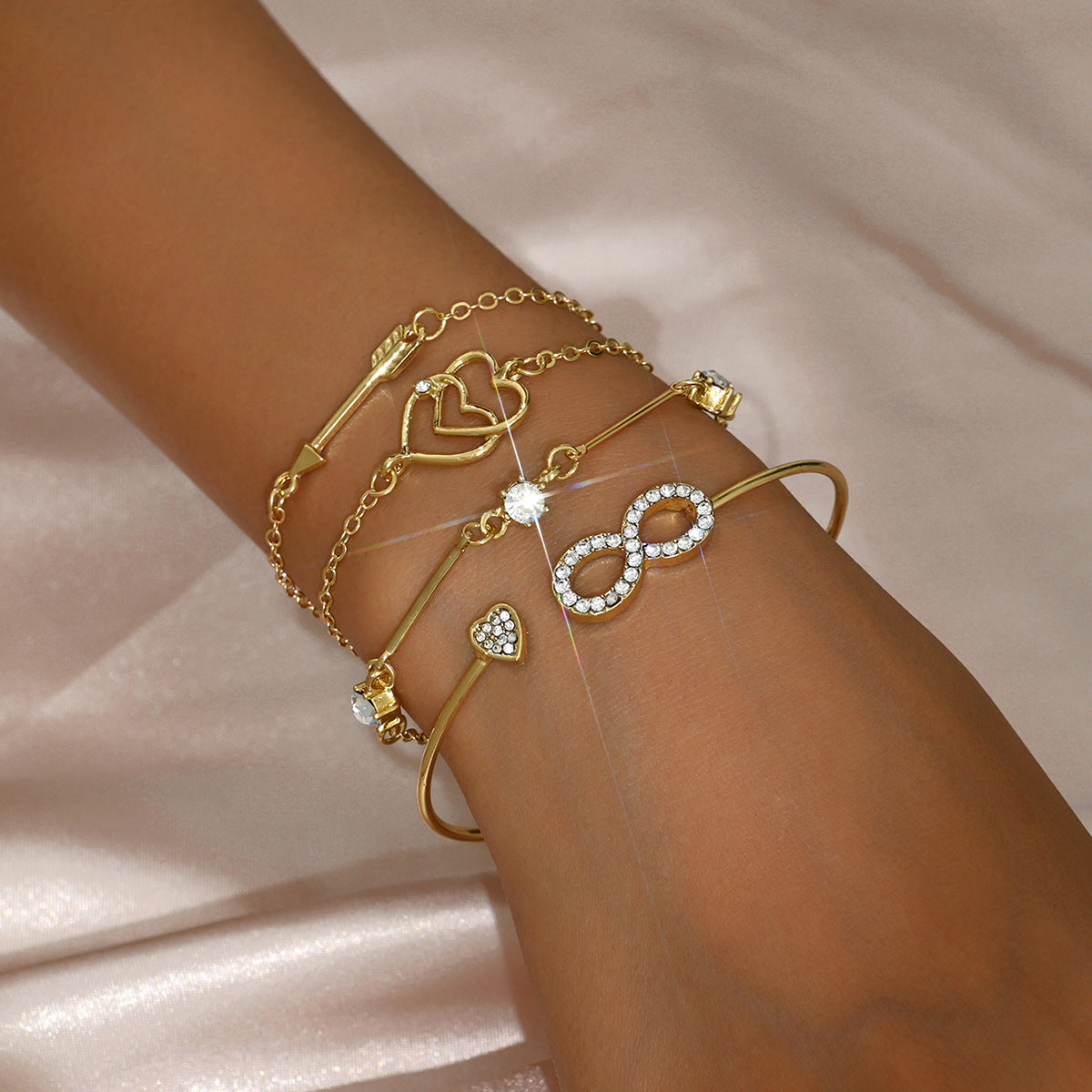 Juego de pulseras minimalistas de aleación con forma de corazón, incrustaciones de diamantes de imitación y diseño asimétrico para mujer