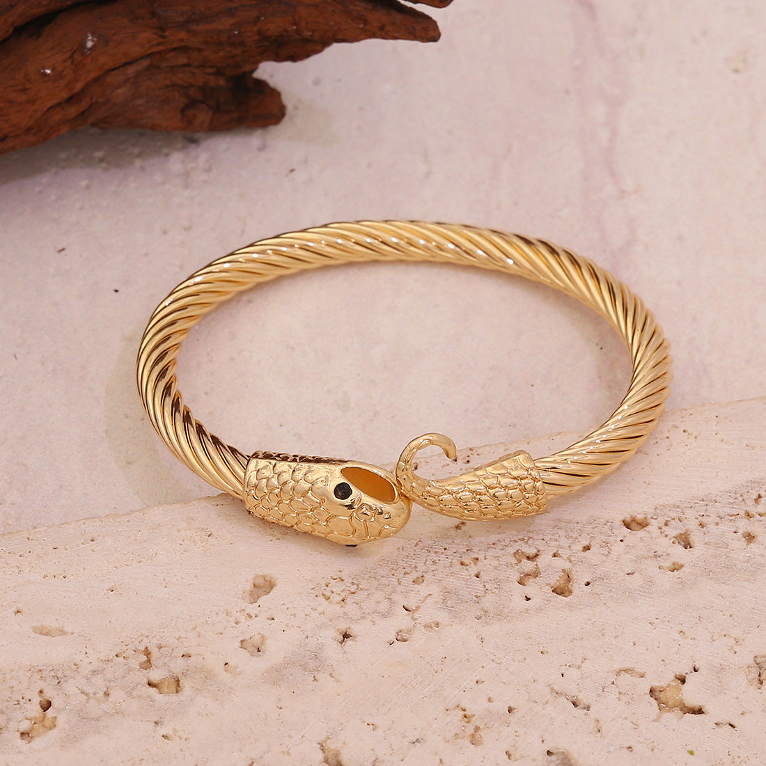 Edgy Snake-Shaped Collar Necklace Set with Iron Construction for Women
