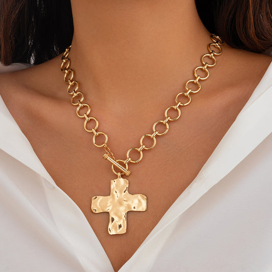 Collar con colgante de aleación con forma de cruz y corazón estilo punk con acabado galvanizado y diseño de cadena irregular
