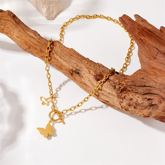 Collana a sospensione minimalista vintage con farfalla in acciaio inossidabile placcato oro e dettagli a traforo su catena standard