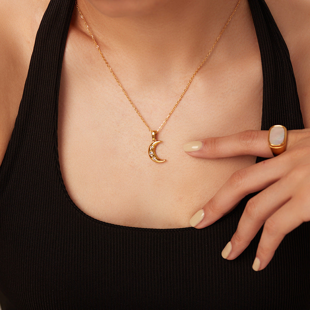 Collar con Colgante de Luna Minimalista para Mujer con Cadena de Acero Inoxidable Bañada en Oro de 18K y Triple Incrustación de Circonita