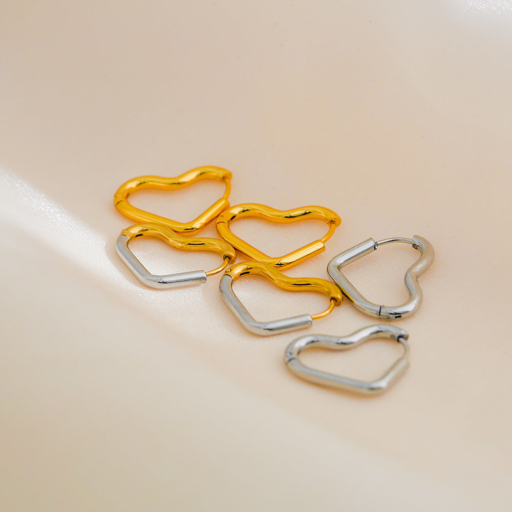 Orecchini a cerchio minimalisti in acciaio inossidabile a forma di cuore con finitura placcata da donna