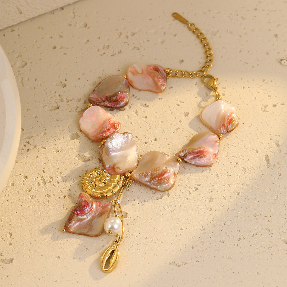 Bracciale da donna in acciaio inossidabile con design di conchiglie irregolari e conchiglie marine con finitura placcata, accessorio di moda ispirato all'oceano