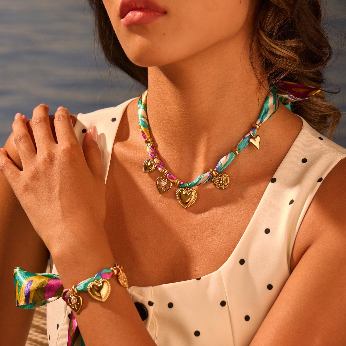 Elegante collar de acero inoxidable chapado en oro de 18 quilates con forma de corazón para mujer