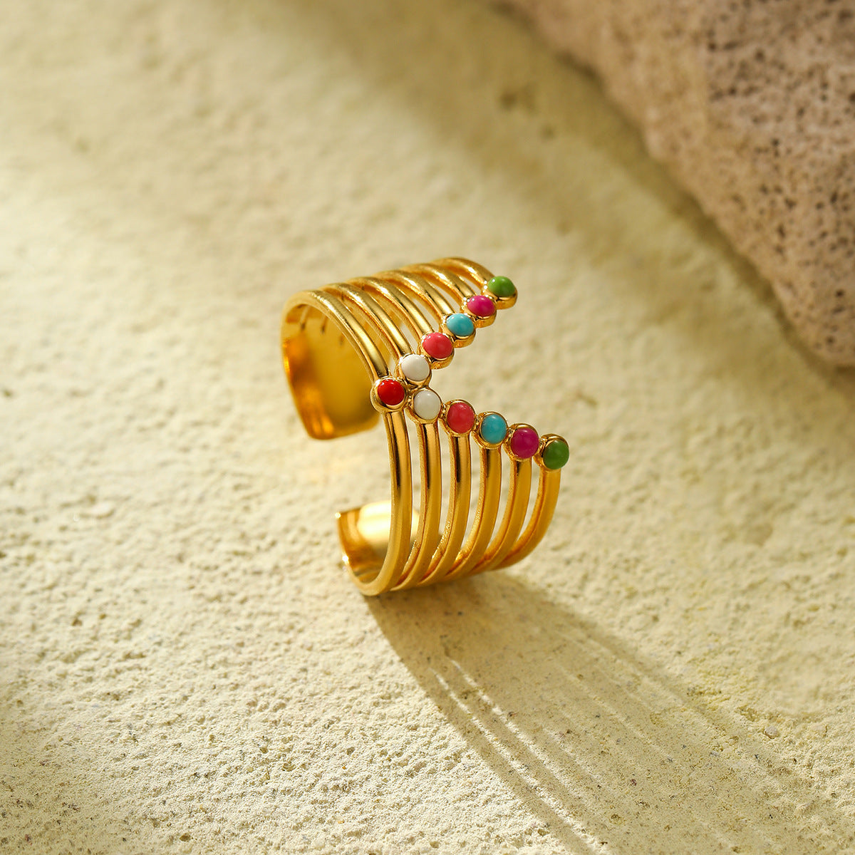 Anello aperto da donna placcato oro 18 carati in acciaio inossidabile con smalto colorato e motivo geometrico leggero