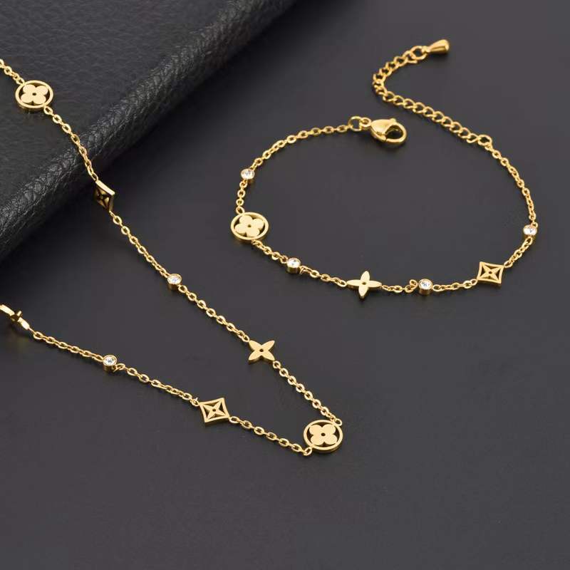 Minimalist Titanium Steel Hollow Four-Leaf Clover Necklace for Women with Electroplated Finish and Wavy Chain
