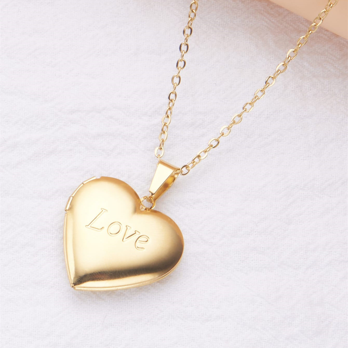Minimalist Heart-Shaped Stainless Steel Necklace with Openable Photo Frame Pendant for Women