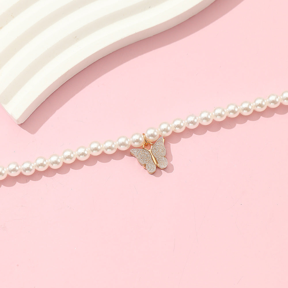 Collar minimalista con colgante de mariposa para niñas, de aleación de metal con cadena de perlas, longitud ajustable
