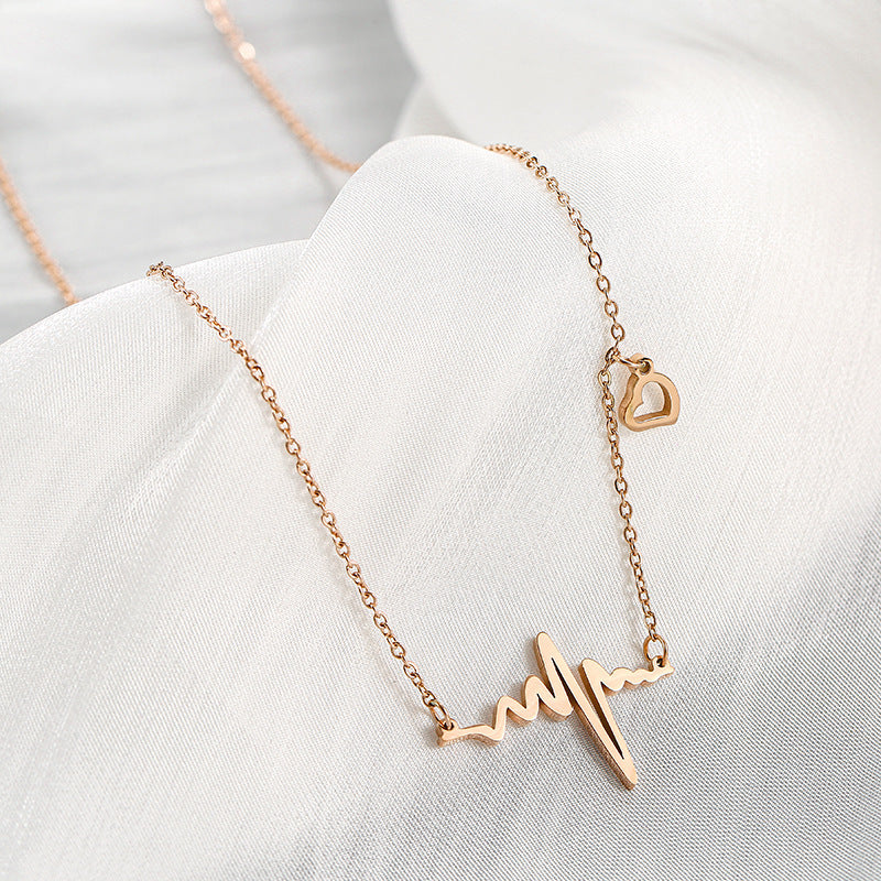 Collana con ciondolo geometrico a battito cardiaco ECG dal design originale da donna in acciaio al titanio con finitura placcata